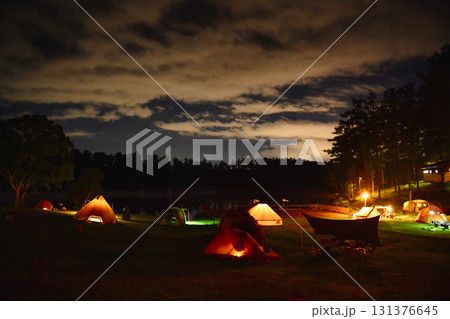 夜のキャンプ場 131376645