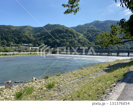 河川敷から望む渡月橋 131376854