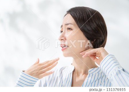 暑がる女性 暑がる女性 131376935