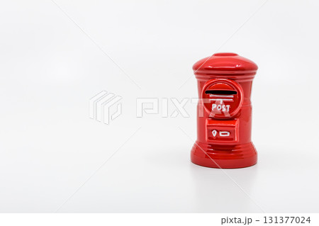 郵便ポスト　白バック 131377024