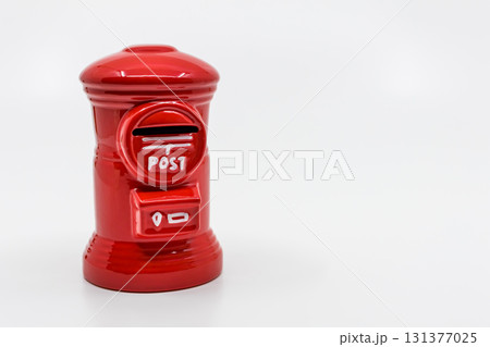 郵便ポスト　白バック 131377025