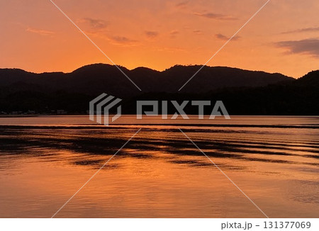 夕日に染まる海辺 131377069