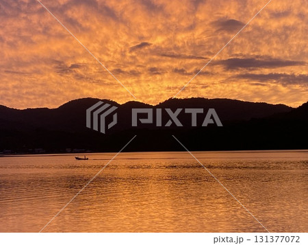 夕日が沈む丹後の海辺 131377072