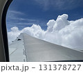 飛行機の窓から 131378727
