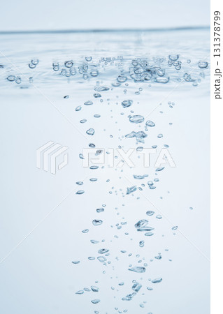 水の中の気泡や泡と水面 131378799