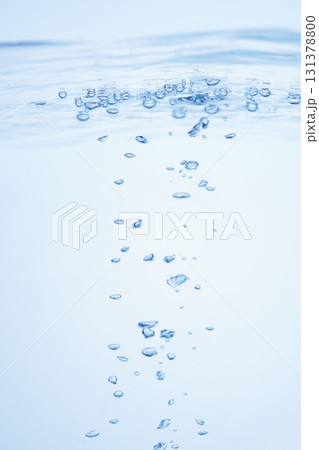 水の中の気泡や泡と水面 水の中の気泡や泡と水面 131378800