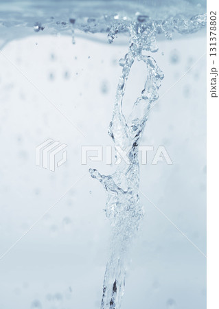 水の中の気泡や泡と水面 131378802