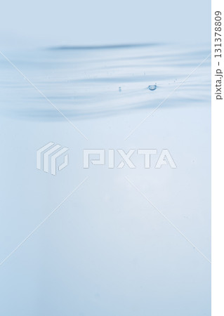 水の中の気泡や泡と水面 131378809