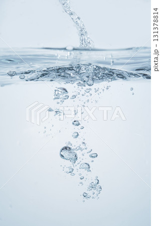 水の中の気泡や泡と水面 水の中の気泡や泡と水面 131378814