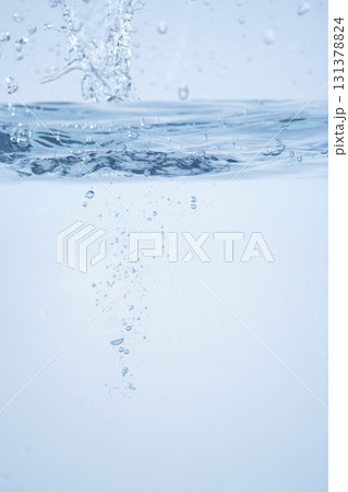 水の中の気泡や泡と水面 水の中の気泡や泡と水面 131378824
