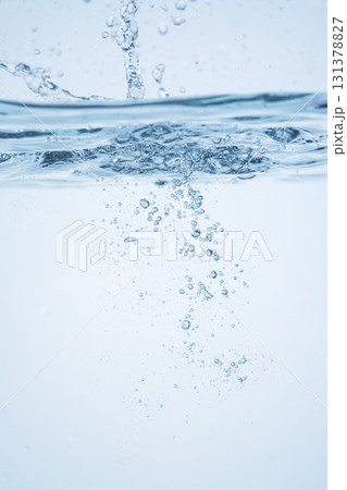 水の中の気泡や泡と水面 水の中の気泡や泡と水面 131378827