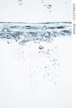 水の中の気泡や泡と水面 水の中の気泡や泡と水面 131378829