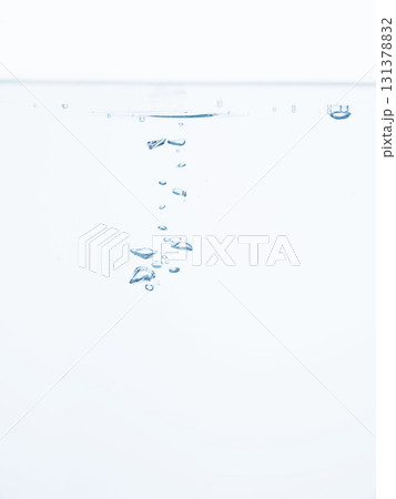 水の中の気泡や泡と水面 水の中の気泡や泡と水面 131378832