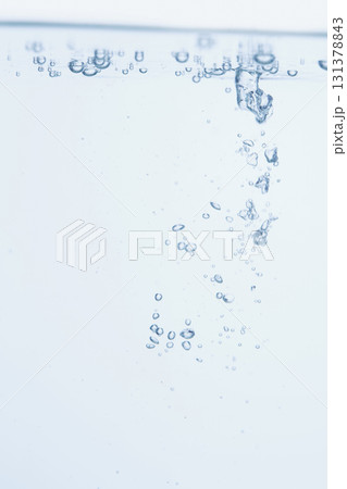 水の中の気泡や泡と水面 水の中の気泡や泡と水面 131378843