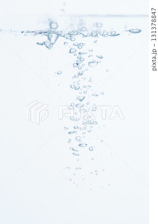 水の中の気泡や泡と水面 水の中の気泡や泡と水面 131378847