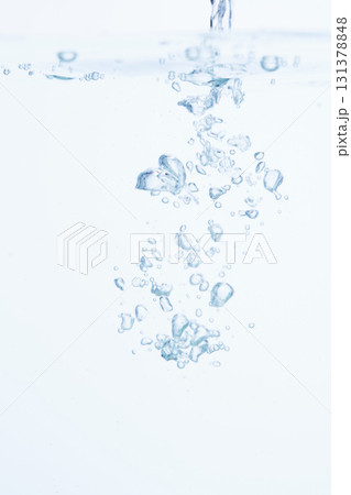 水の中の気泡や泡と水面 131378848