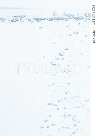 水の中の気泡や泡と水面 水の中の気泡や泡と水面 131378853