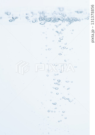 水の中の気泡や泡と水面 水の中の気泡や泡と水面 131378856