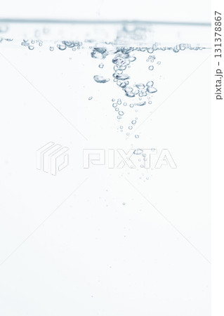 水の中の気泡や泡と水面 水の中の気泡や泡と水面 131378867