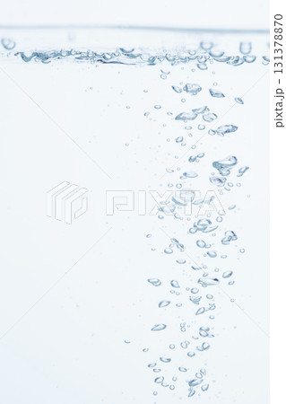 水の中の気泡や泡と水面 水の中の気泡や泡と水面 131378870
