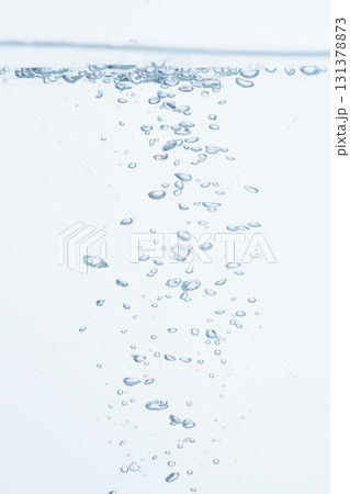 水の中の気泡や泡と水面 水の中の気泡や泡と水面 131378873