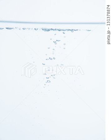 水の中の気泡や泡と水面 水の中の気泡や泡と水面 131378874