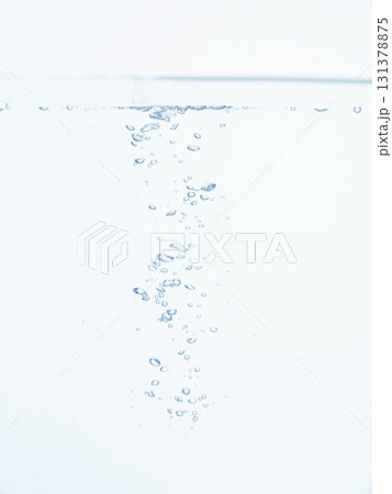 水の中の気泡や泡と水面 水の中の気泡や泡と水面 131378875