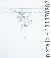 水の中の気泡や泡と水面 131378882