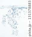 水の中の気泡や泡と水面 131378883