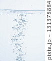 水の中の気泡や泡と水面 131378884