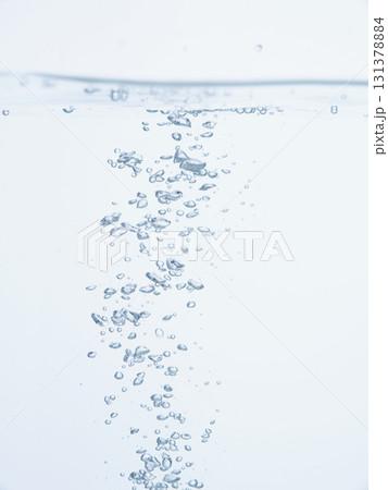 水の中の気泡や泡と水面 水の中の気泡や泡と水面 131378884
