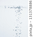 水の中の気泡や泡と水面 131378886