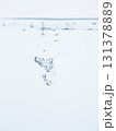 水の中の気泡や泡と水面 131378889