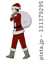 クリスマスプレゼントの袋を背負った、サンタの恰好をしている男性 131379295