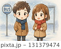 雪のバス停で会話するちびキャラビジネス男女 131379474
