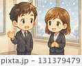 雪の窓辺で会話するちびキャラビジネスマンとOL 131379479