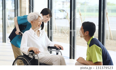 介護施設で挨拶をする高齢者と介護士 131379523