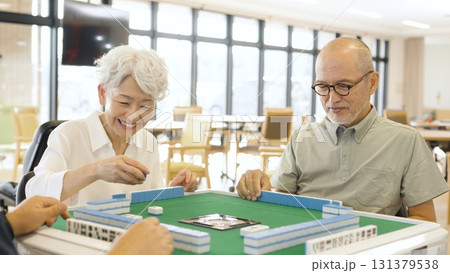 介護施設で麻雀を楽しむアジア人高齢者 131379538