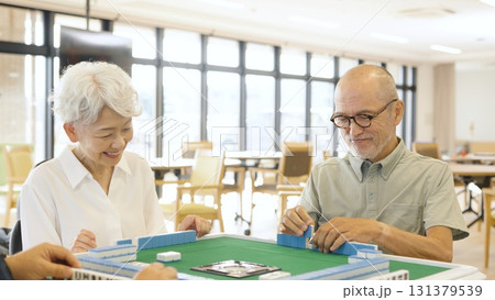 介護施設で麻雀を楽しむアジア人高齢者 介護施設で麻雀を楽しむアジア人高齢者 131379539