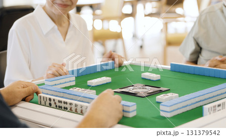 介護施設で麻雀を楽しむアジア人高齢者 131379542