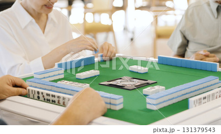 介護施設で麻雀を楽しむアジア人高齢者 131379543