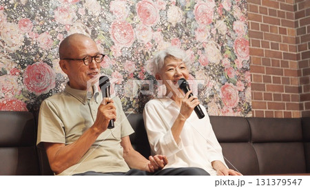 介護施設でカラオケを楽しむアジア人高齢者 131379547