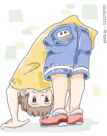 前屈して後ろを覗く子供 前屈して後ろを覗く子供 131379783