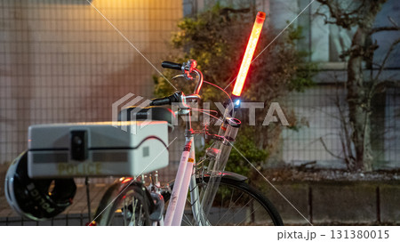 夜間の警察用自転車および誘導棒 131380015