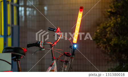 夜間の警察用自転車および誘導棒 131380016