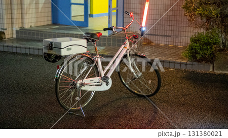 夜間の警察用自転車および誘導棒 夜間の警察用自転車および誘導棒 131380021