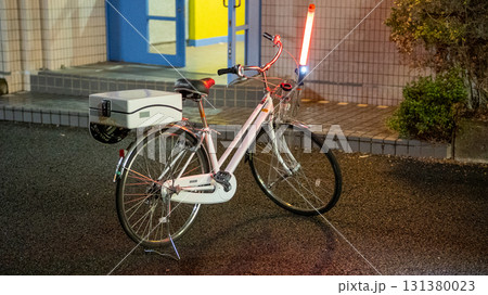 夜間の警察用自転車および誘導棒 131380023