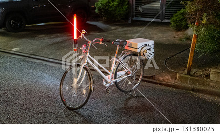 夜間の警察用自転車および誘導棒 131380025