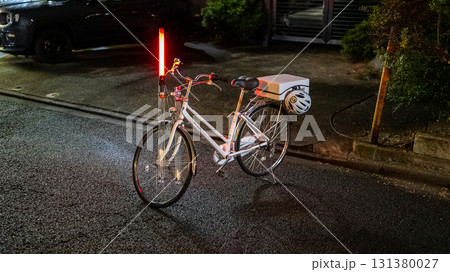 夜間の警察用自転車および誘導棒 夜間の警察用自転車および誘導棒 131380027