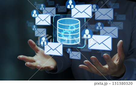 データベースEメール。サーバーからの自動メール配信。メールとデータベースのアイコンを持つビジネスパー 131380320